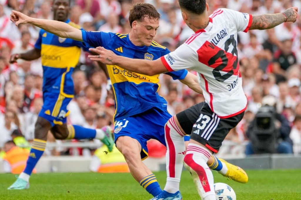 Boca y River juegan en la Bombonera